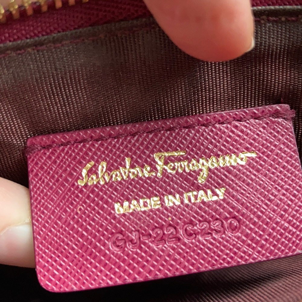 Salvatore Ferragamo berry pink wristlet - Picture 5 of 13